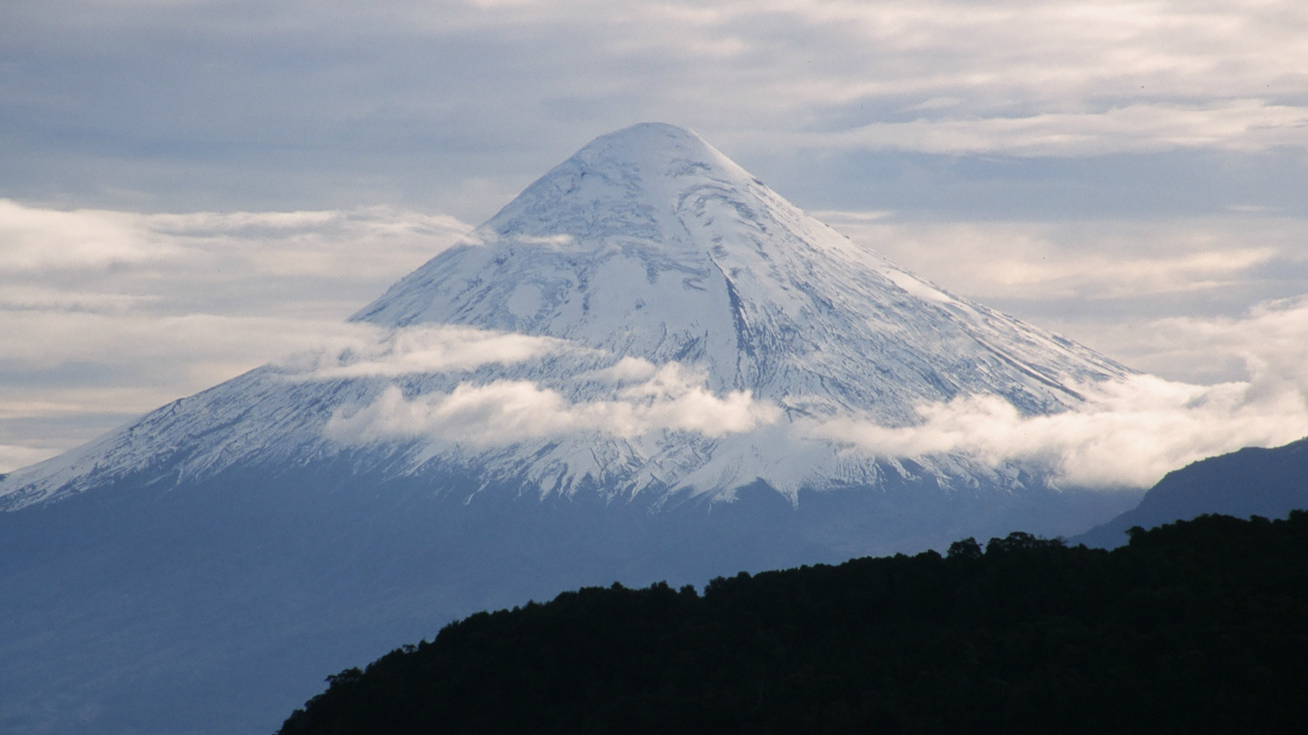 White Clouds Over Snow Covered Mountain. Wallpaper in 2560x1440 Resolution