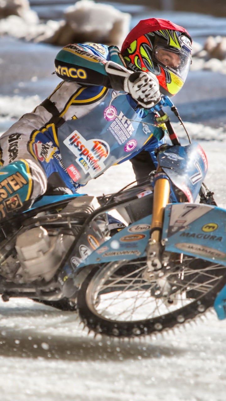 Mann, Der Blaues Und Rotes Motocross-Dirtbike Fährt. Wallpaper in 720x1280 Resolution