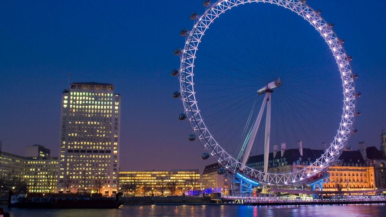 Grande Roue Près Des Bâtiments de la Ville Pendant la Nuit. Wallpaper in 1280x720 Resolution