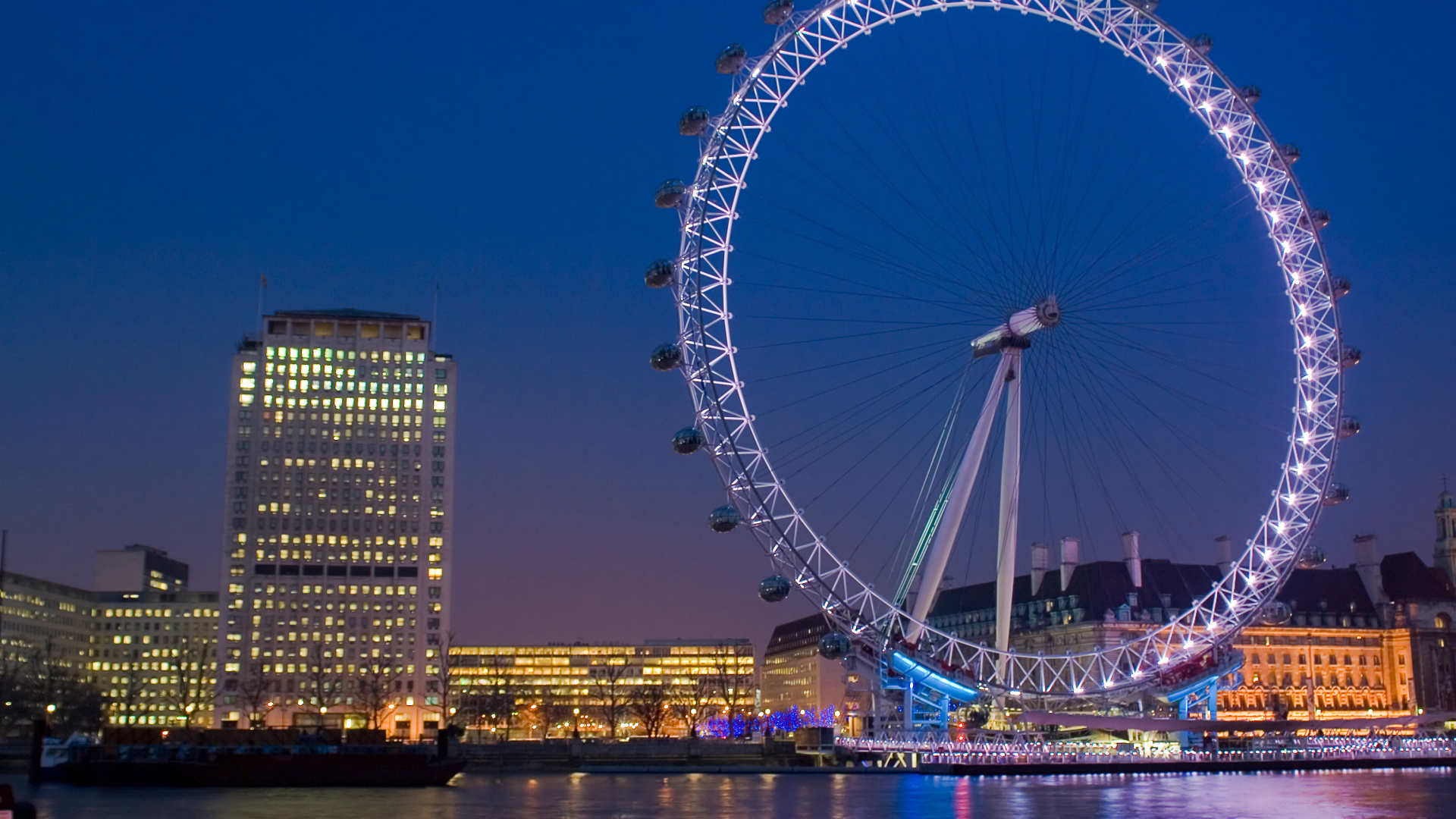 Grande Roue Près Des Bâtiments de la Ville Pendant la Nuit. Wallpaper in 1920x1080 Resolution