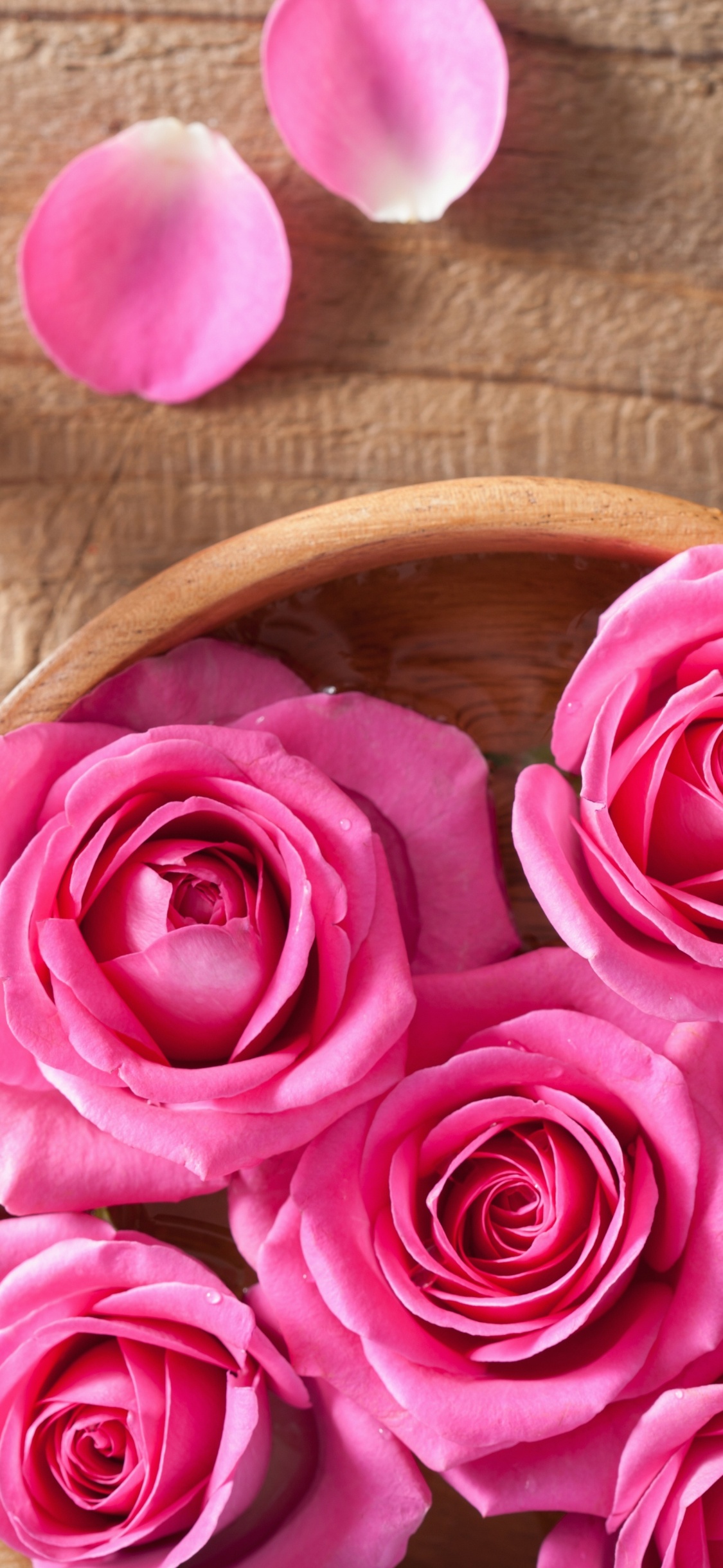 Roses Roses Sur Plateau Rond en Bois Marron. Wallpaper in 1125x2436 Resolution