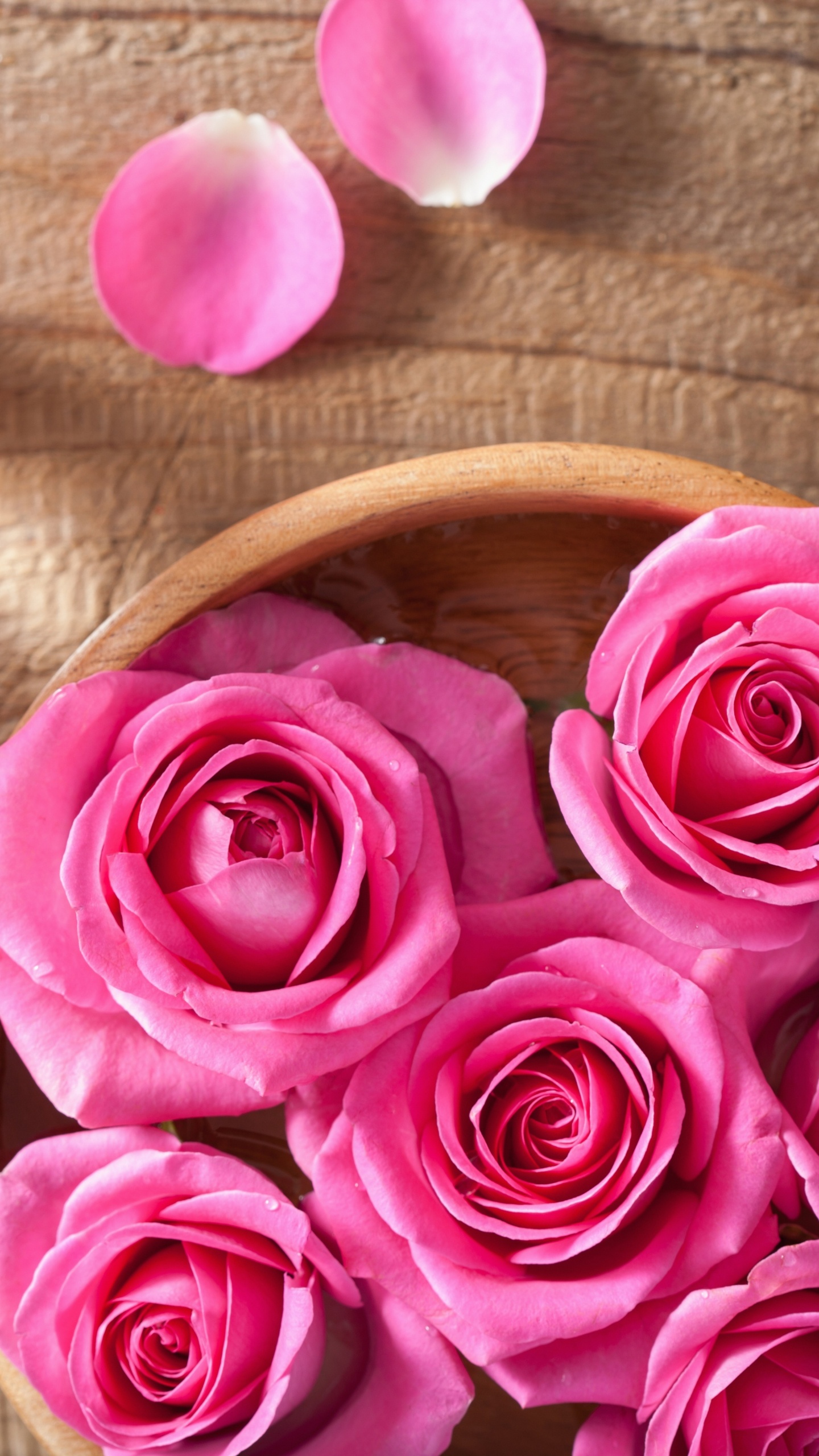 Roses Roses Sur Plateau Rond en Bois Marron. Wallpaper in 1440x2560 Resolution