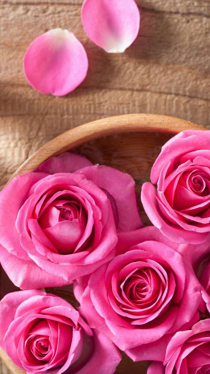 Pink Roses on Brown Wooden Round Tray. Wallpaper in 720x1280 Resolution
