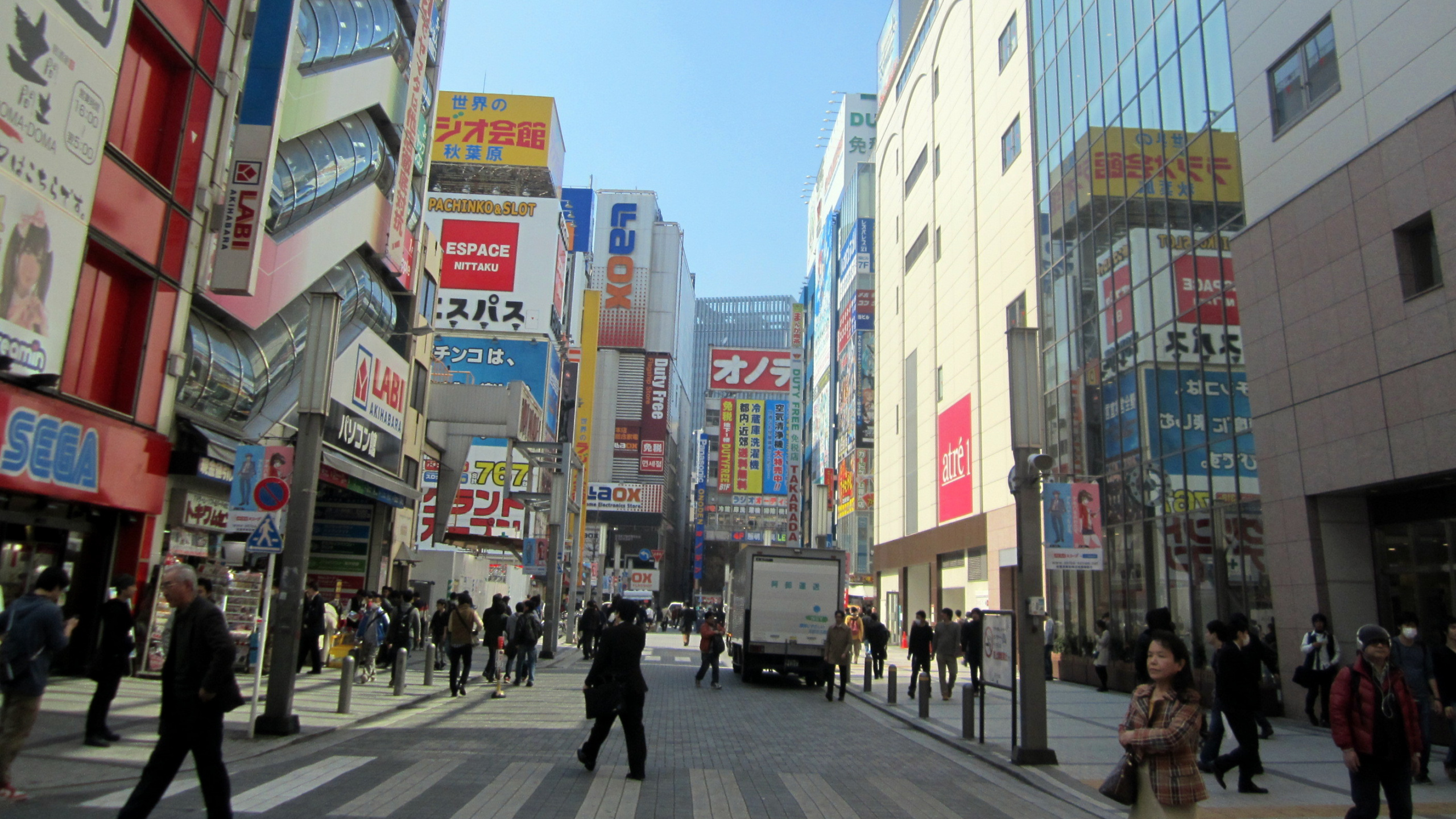 La Gente Caminando Por el Carril Peatonal Durante el Día.. Wallpaper in 2560x1440 Resolution