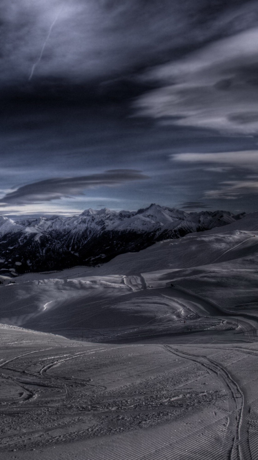 Schneebedeckter Berg Unter Blauem Himmel. Wallpaper in 1080x1920 Resolution