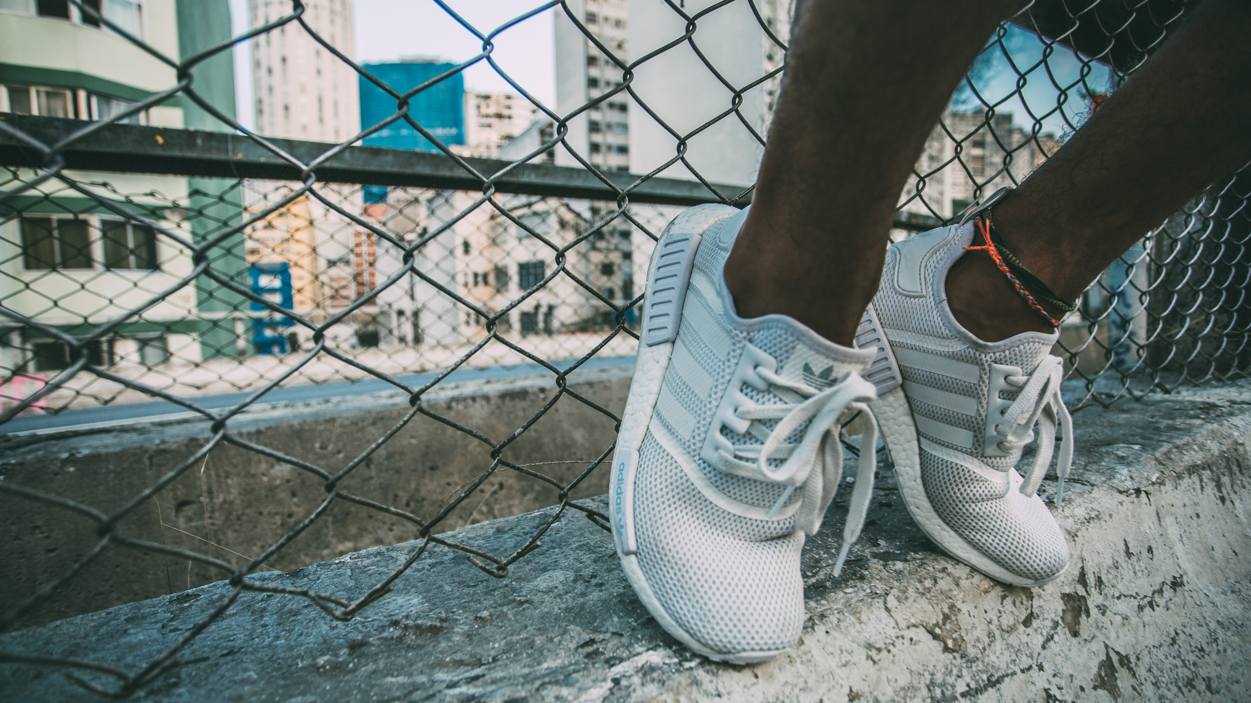 Person, Die Weiße Adidas Turnschuhe Trägt. Wallpaper in 2560x1440 Resolution