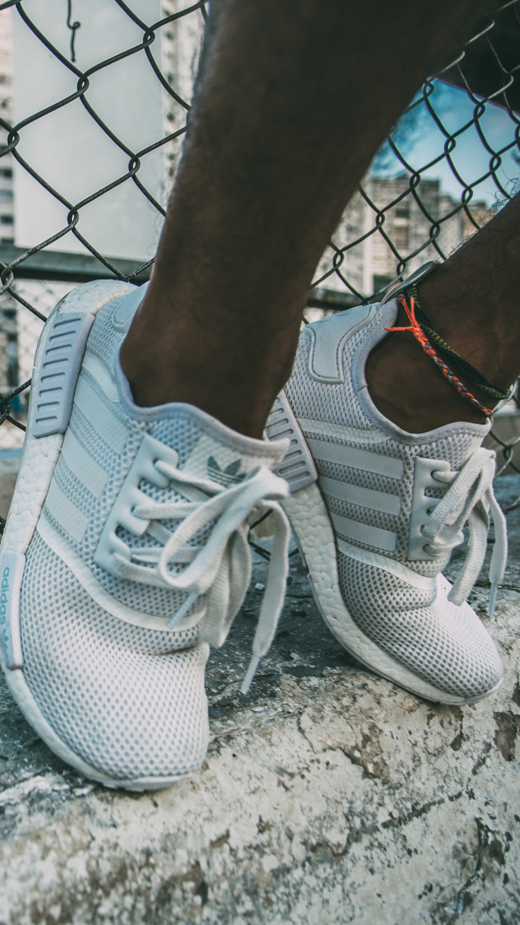 Person, Die Weiße Adidas Turnschuhe Trägt. Wallpaper in 750x1334 Resolution