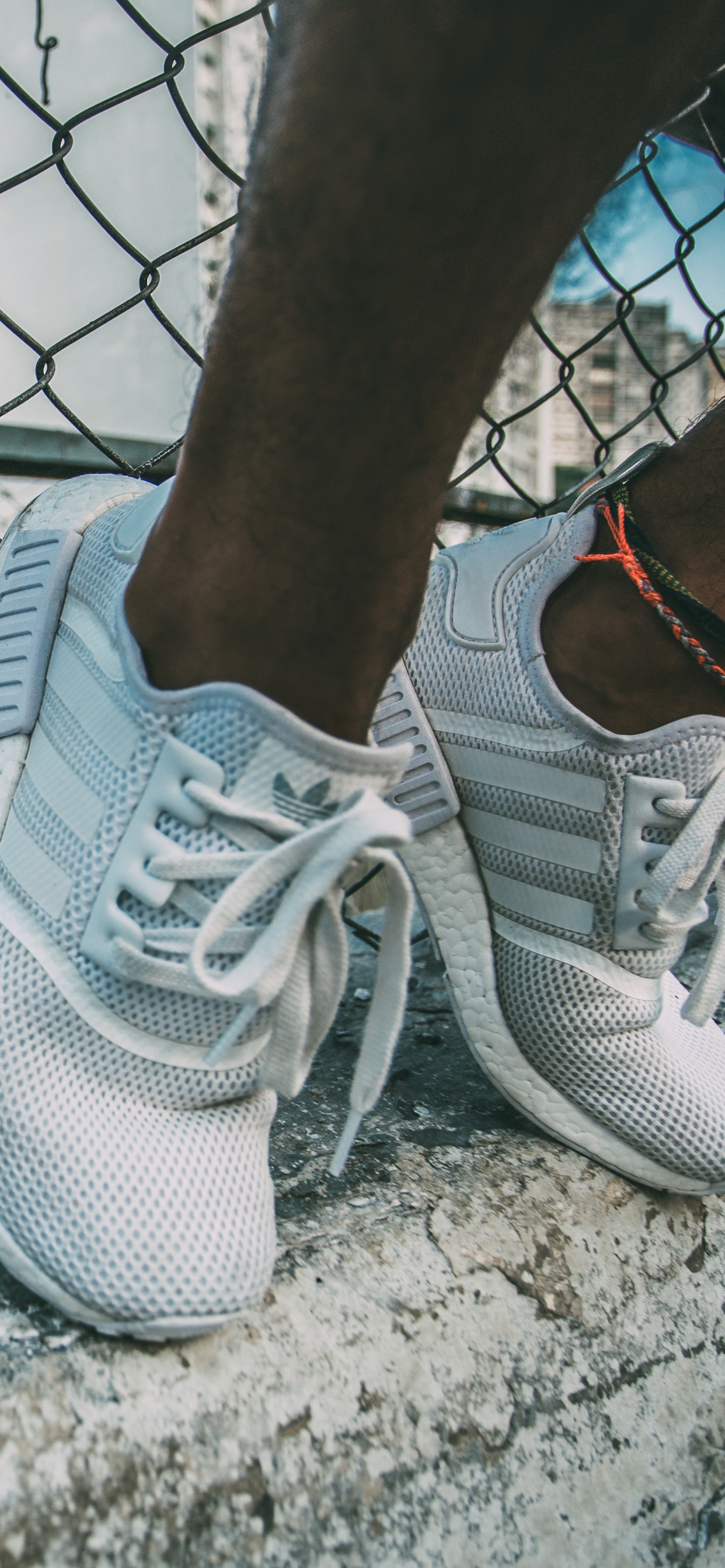 白色, 腿, 人腿, 运行, 牛仔裤 壁纸 1242x2688 允许