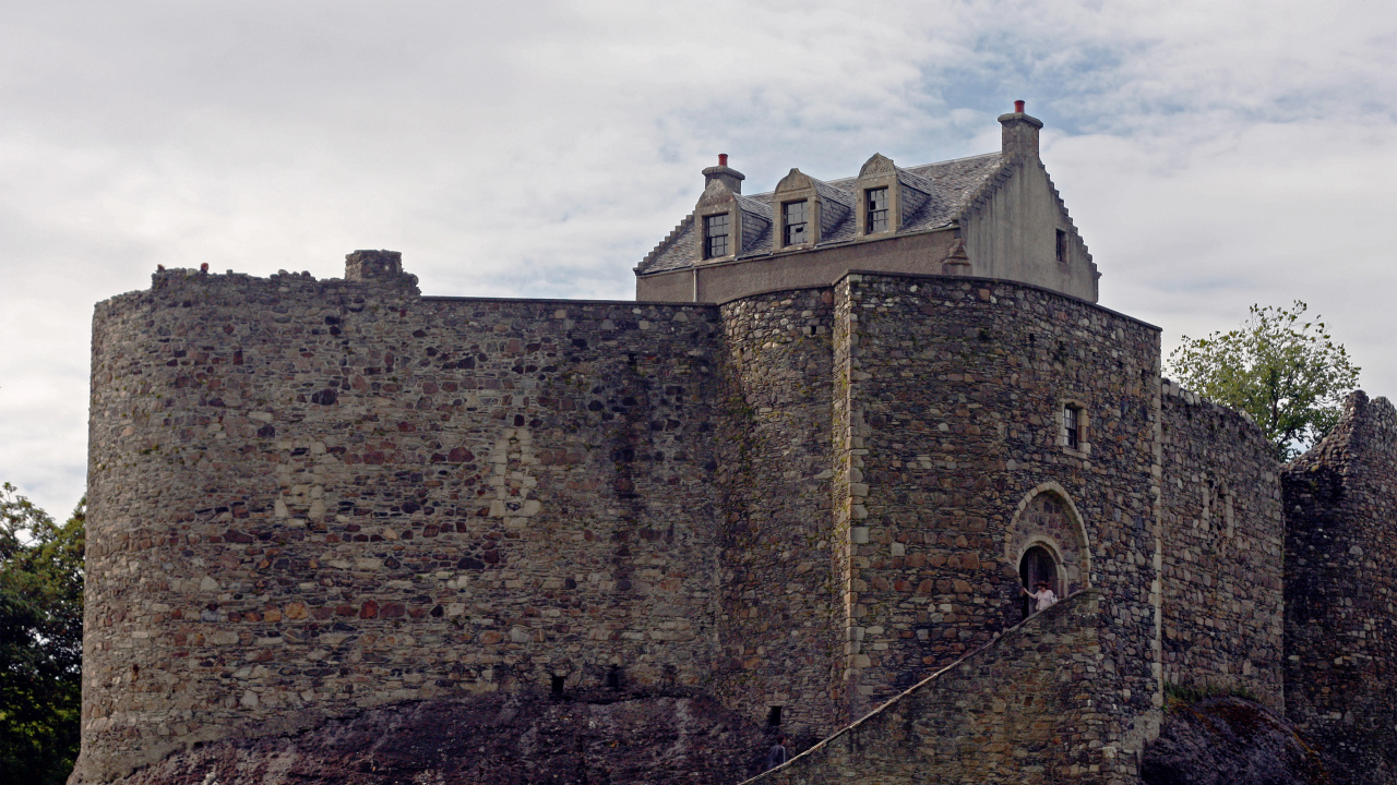 Braunes Backsteingebäude Auf Grüner Wiese Unter Weißen Wolken Tagsüber. Wallpaper in 1280x720 Resolution
