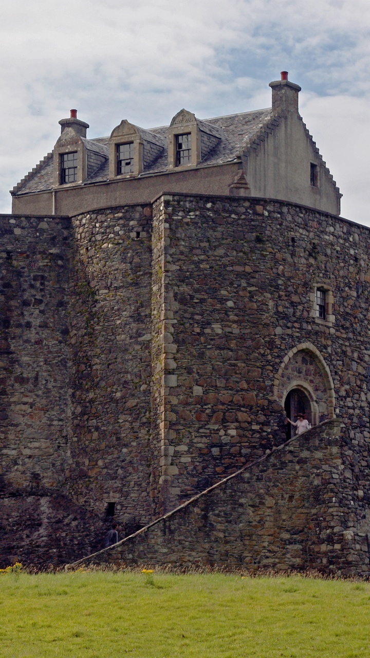 Edificio de Ladrillo Marrón en el Campo de Hierba Verde Bajo Las Nubes Blancas Durante el Día. Wallpaper in 720x1280 Resolution