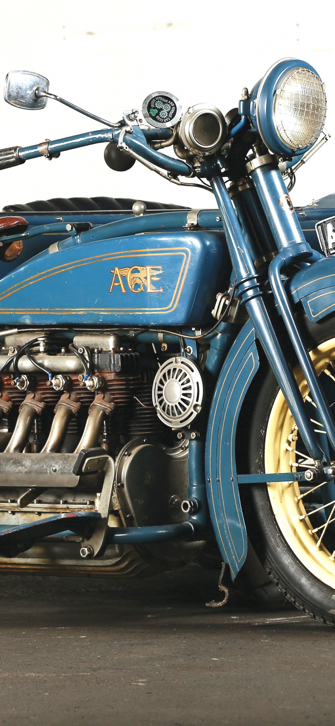 Motocicleta Azul y Negra en la Carretera de Asfalto Gris. Wallpaper in 1125x2436 Resolution