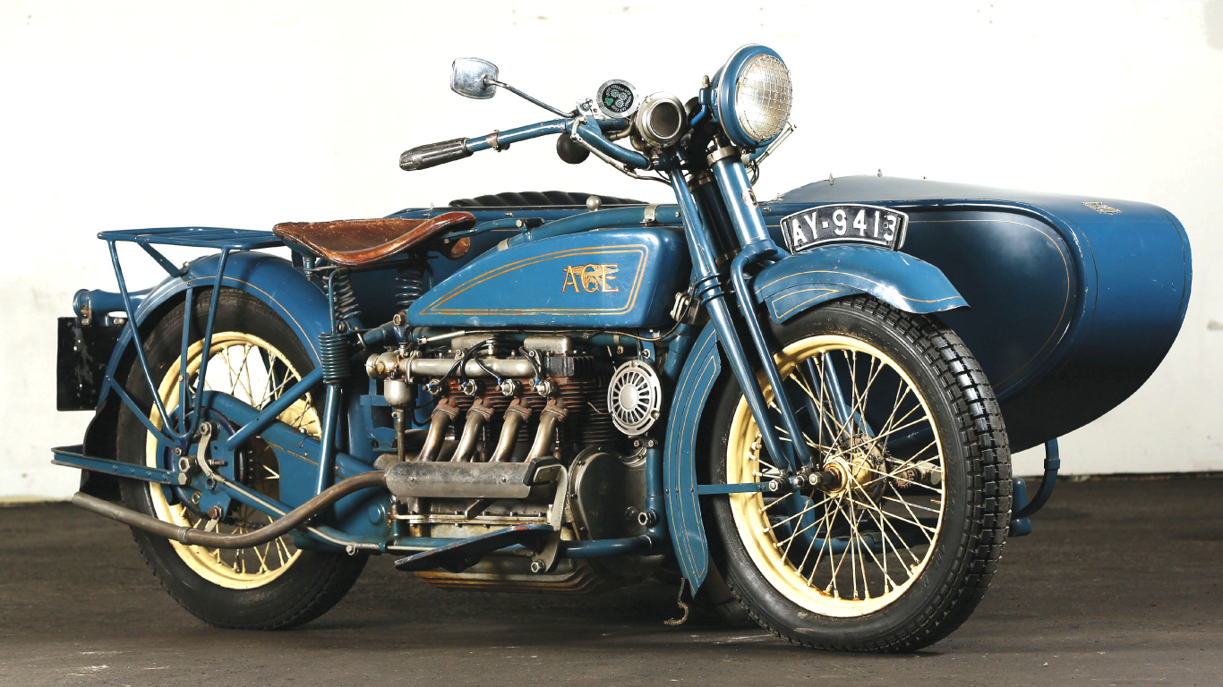 Motocicleta Azul y Negra en la Carretera de Asfalto Gris. Wallpaper in 1366x768 Resolution