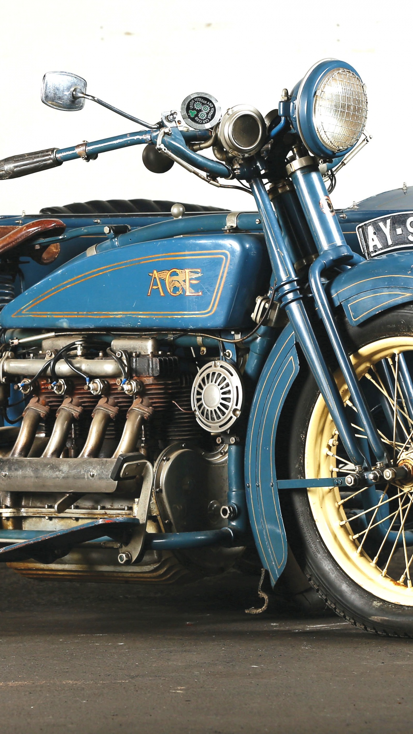 Motocicleta Azul y Negra en la Carretera de Asfalto Gris. Wallpaper in 1440x2560 Resolution