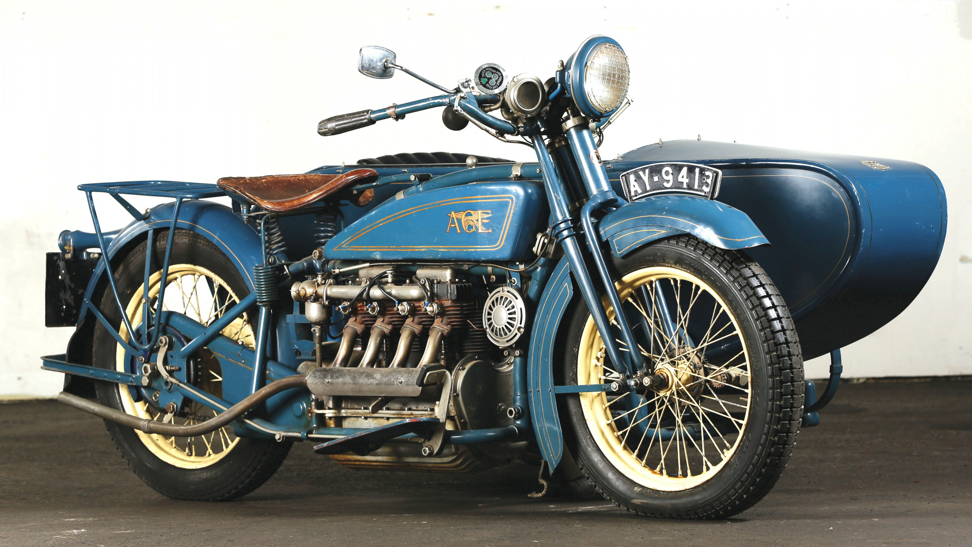 Motocicleta Azul y Negra en la Carretera de Asfalto Gris. Wallpaper in 1920x1080 Resolution