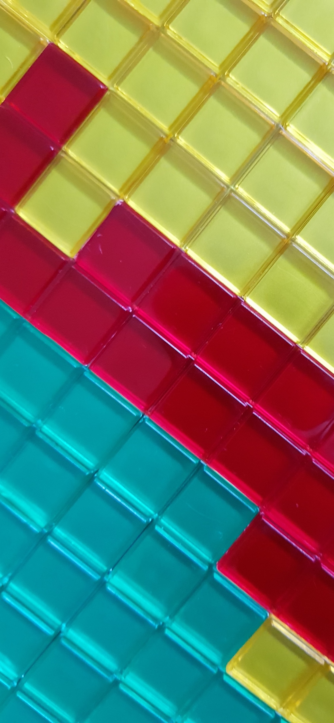 Blocs en Plastique Rouge Vert et Jaune. Wallpaper in 1125x2436 Resolution