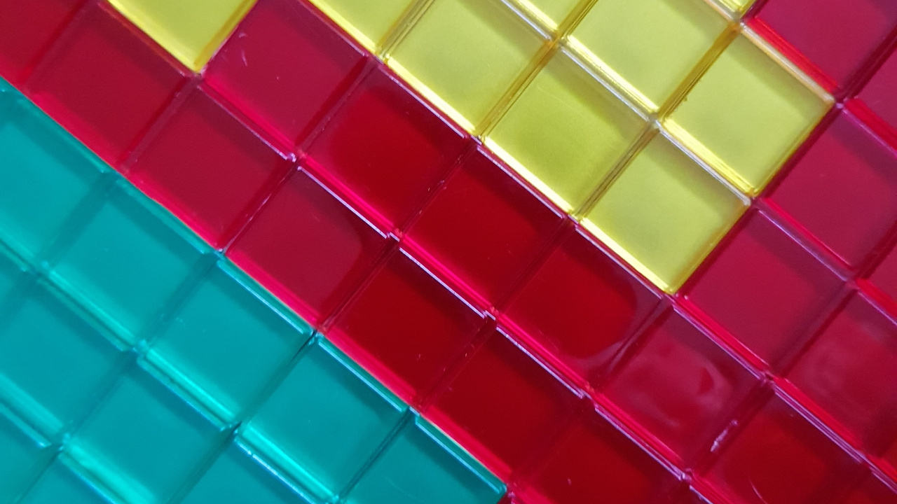 Blocs en Plastique Rouge Vert et Jaune. Wallpaper in 1280x720 Resolution