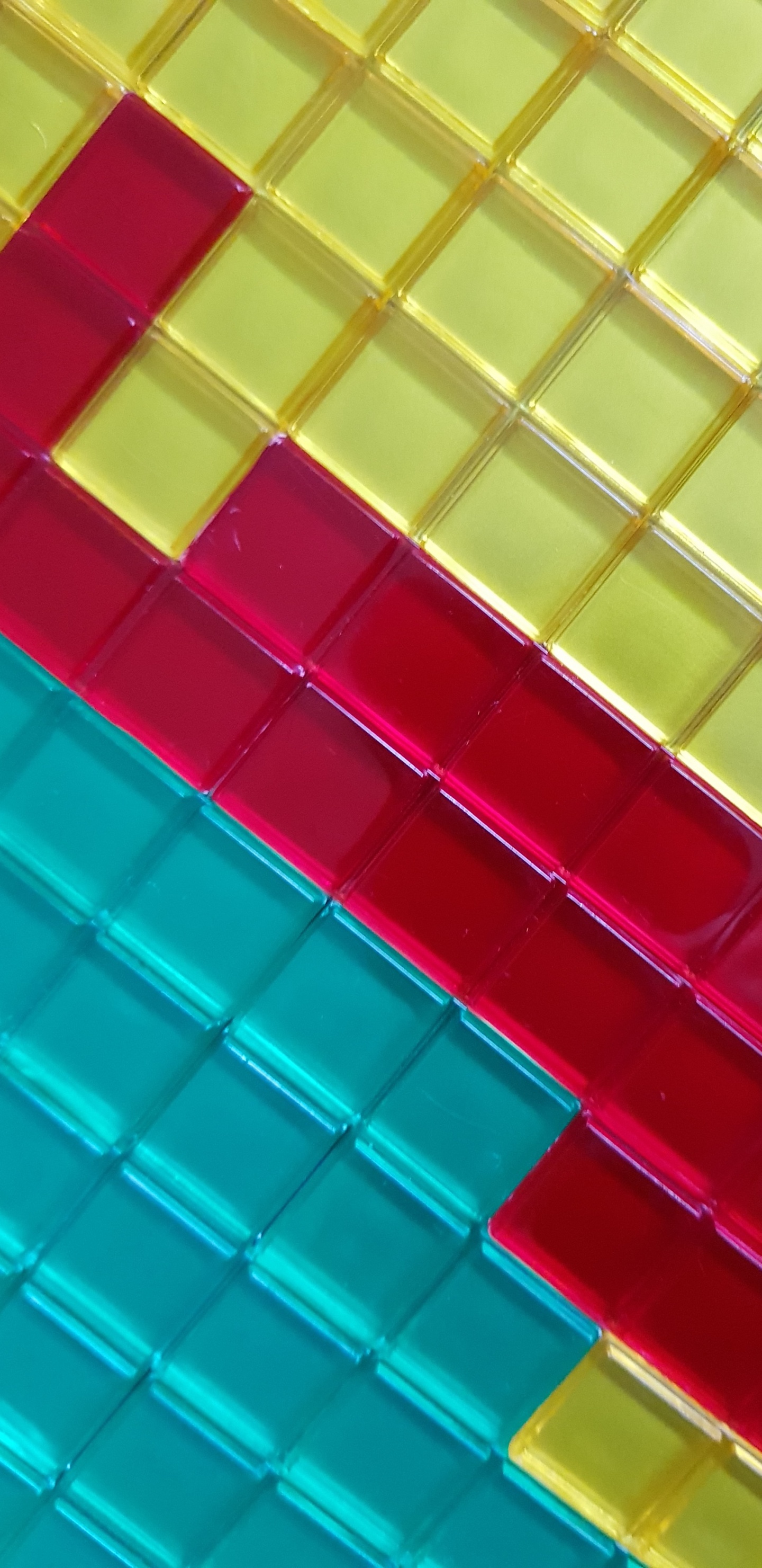 Blocs en Plastique Rouge Vert et Jaune. Wallpaper in 1440x2960 Resolution