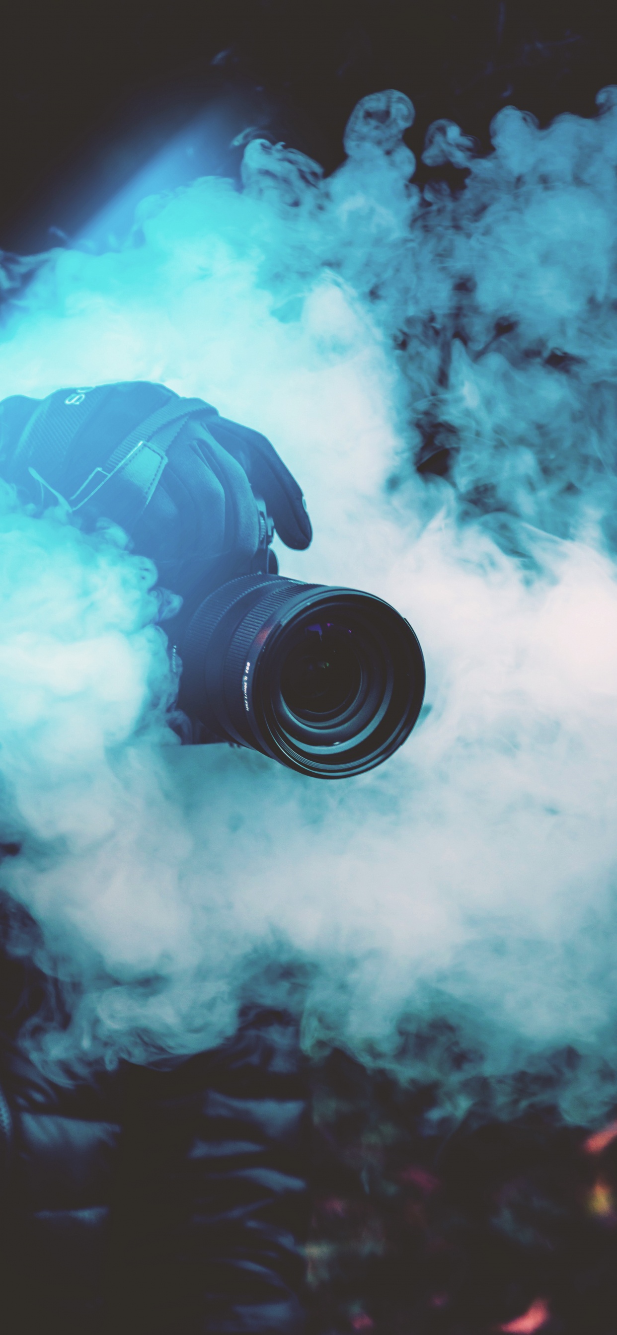 Schwarze DSLR-Kamera Auf Blauem Rauch. Wallpaper in 1242x2688 Resolution