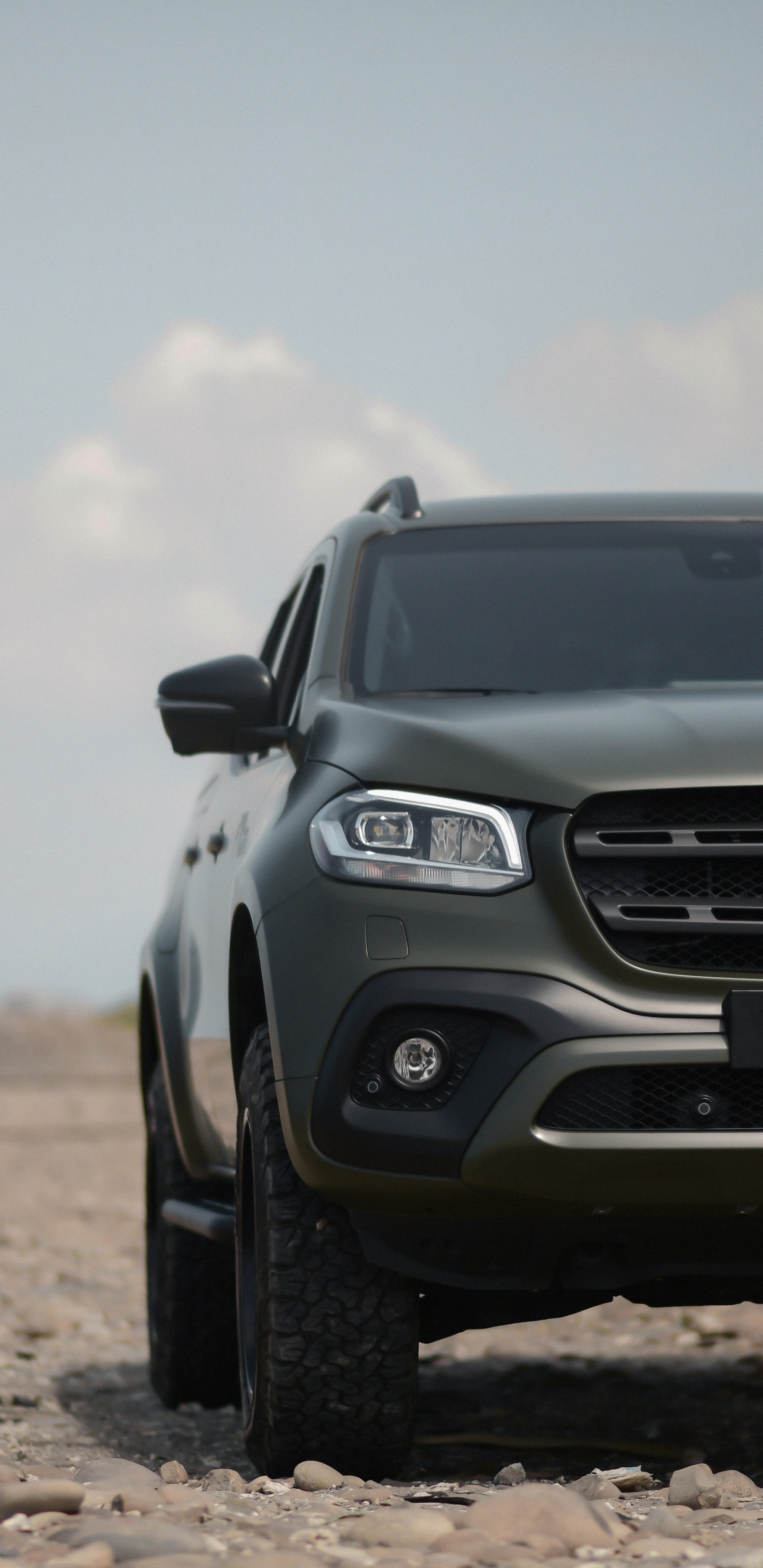 Schwarzes Mercedes Benz Auto Auf Braunem Boden. Wallpaper in 1440x2960 Resolution