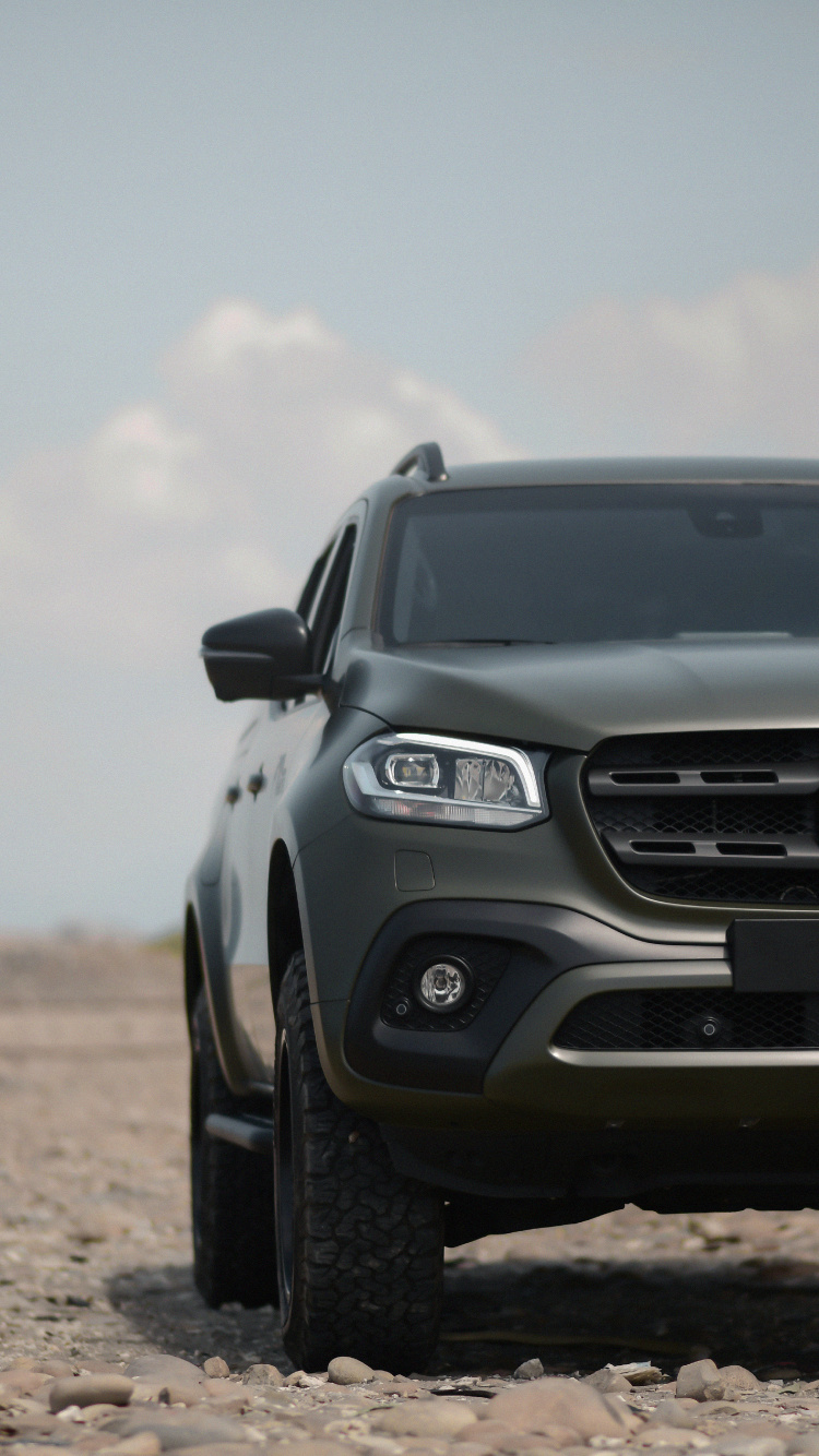 Schwarzes Mercedes Benz Auto Auf Braunem Boden. Wallpaper in 750x1334 Resolution