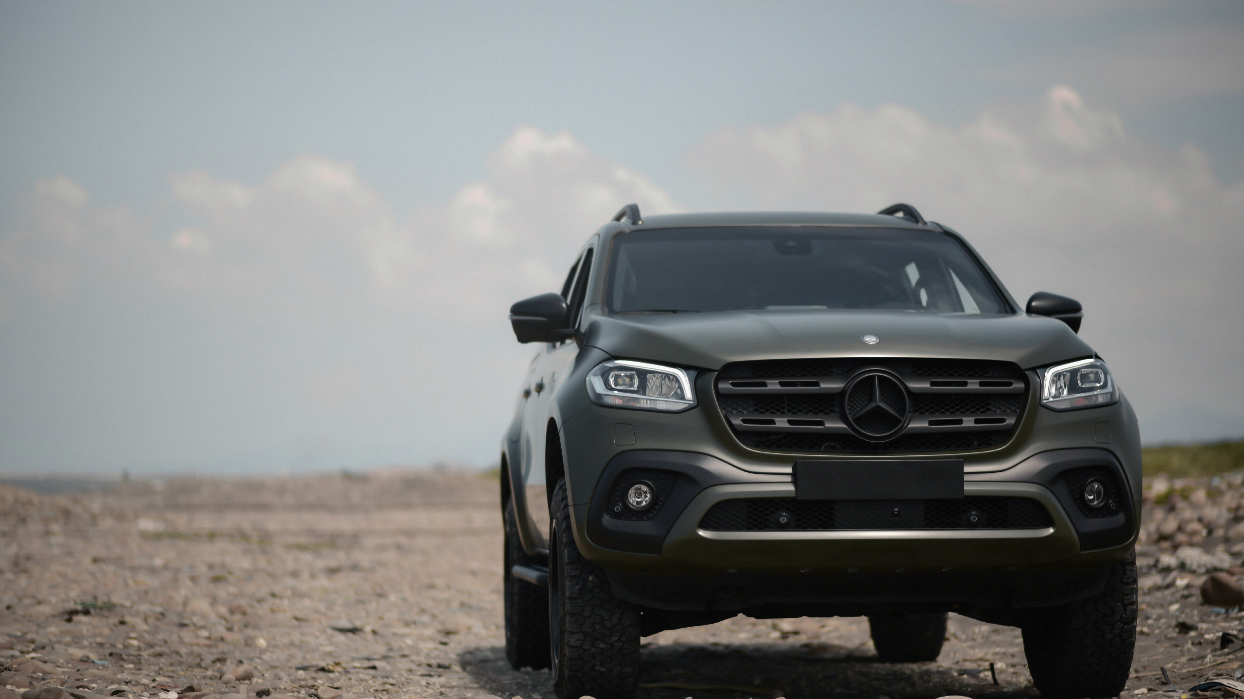 Black Mercedes Benz Car on Brown Soil. Wallpaper in 2560x1440 Resolution