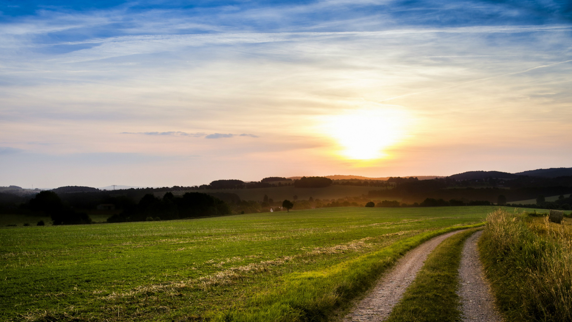 Tagsüber Grüne Wiese Unter Blauem Himmel. Wallpaper in 1920x1080 Resolution