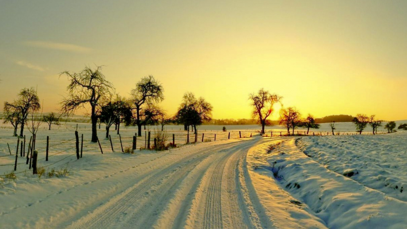 Route Couverte de Neige au Coucher du Soleil. Wallpaper in 1366x768 Resolution