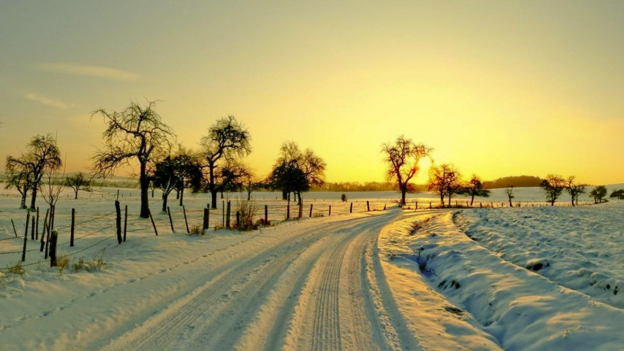 Schneebedeckte Straße Bei Sonnenuntergang. Wallpaper in 1280x720 Resolution