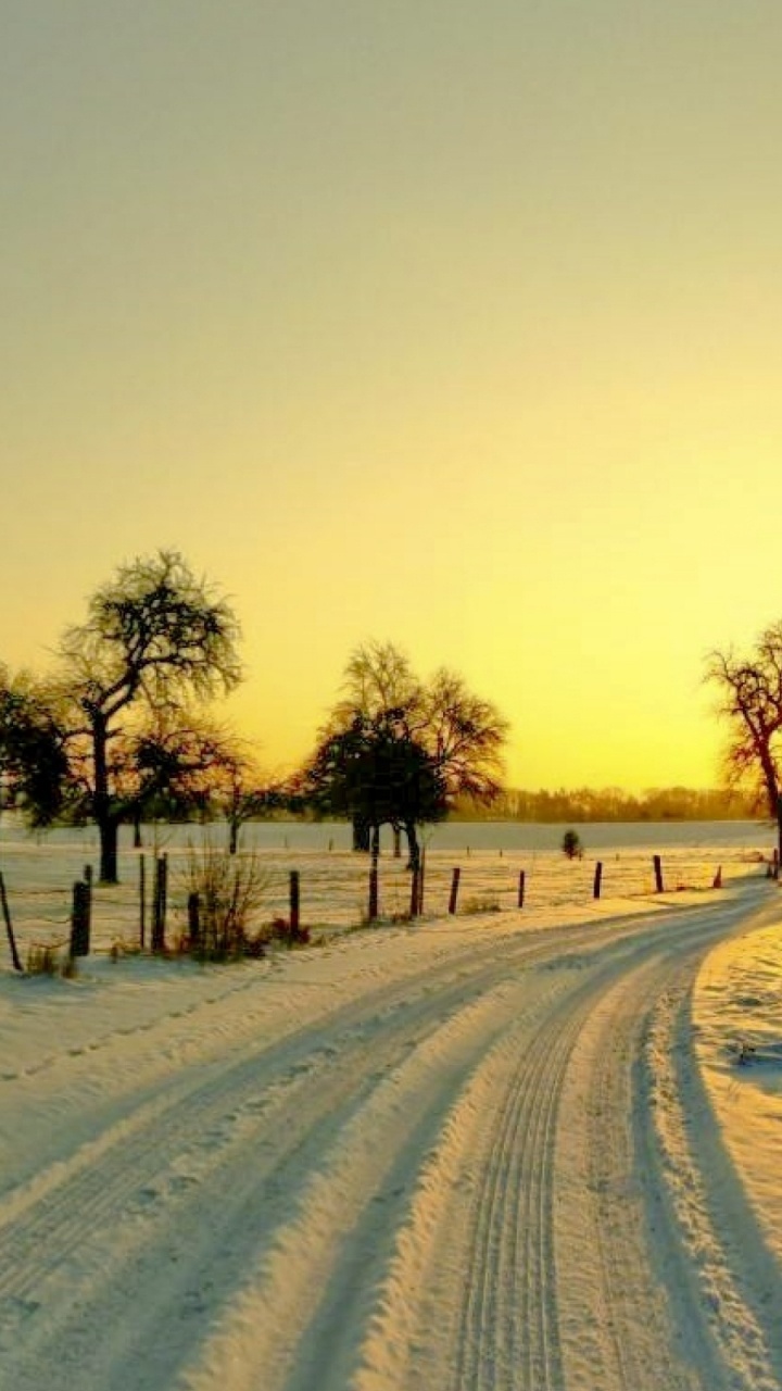 Schneebedeckte Straße Bei Sonnenuntergang. Wallpaper in 720x1280 Resolution