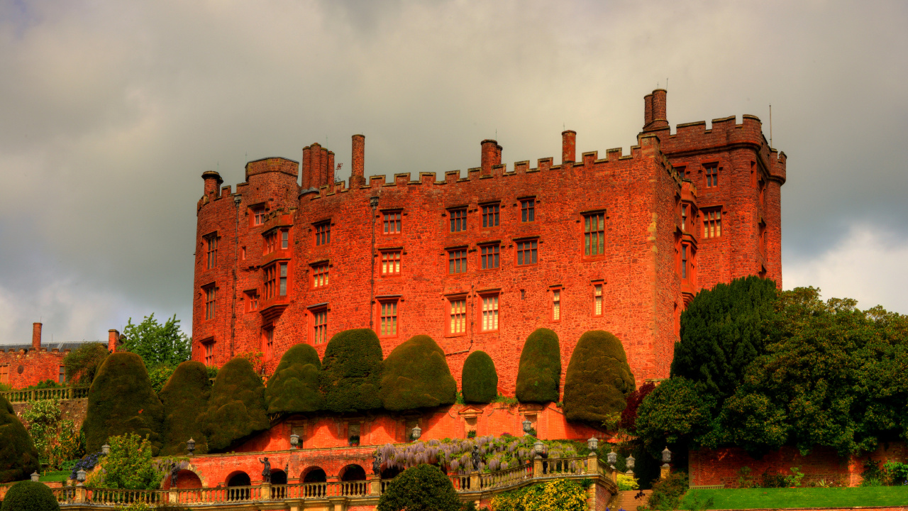 Braunes Betongebäude in Der Nähe Von Grünen Bäumen Unter Weißen Wolken Tagsüber. Wallpaper in 1280x720 Resolution