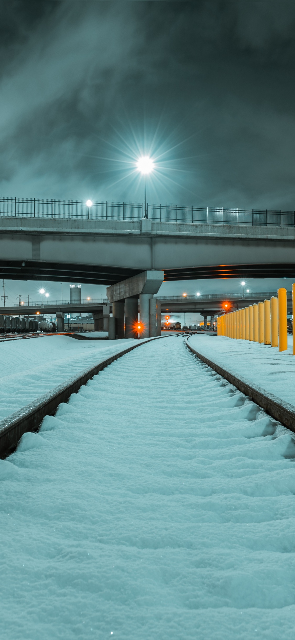 Schneebedeckte Brücke Während Der Nacht. Wallpaper in 1125x2436 Resolution