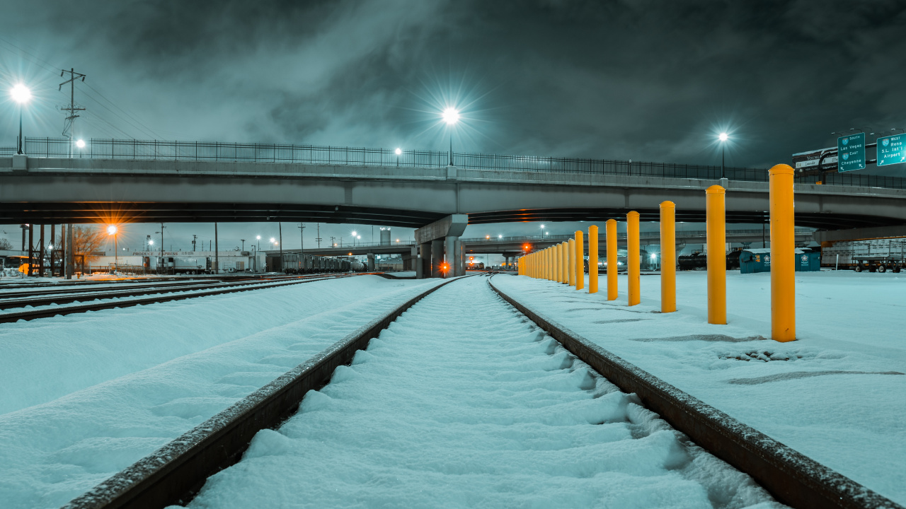 Schneebedeckte Brücke Während Der Nacht. Wallpaper in 1280x720 Resolution