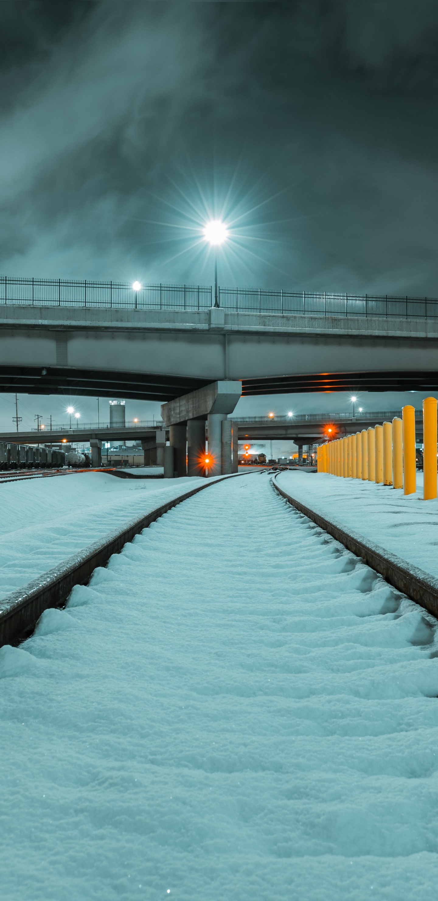 Schneebedeckte Brücke Während Der Nacht. Wallpaper in 1440x2960 Resolution