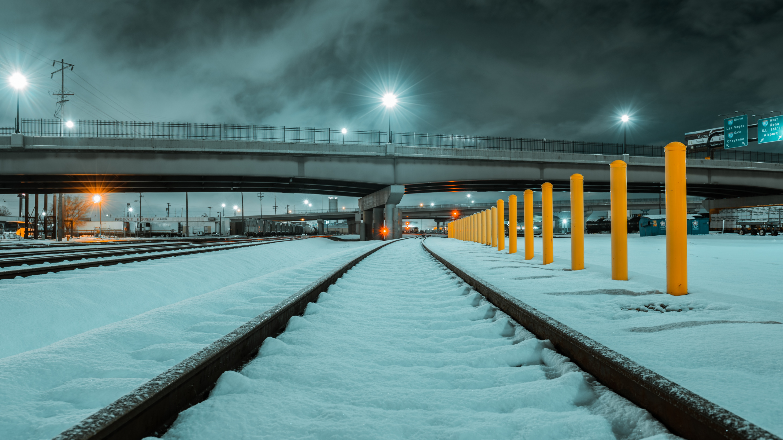 Schneebedeckte Brücke Während Der Nacht. Wallpaper in 2560x1440 Resolution