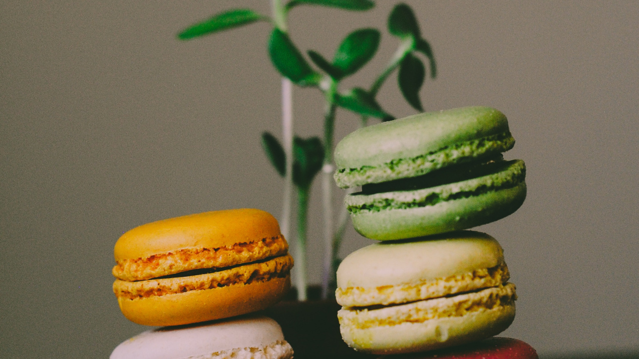 3 Macarons Blancs Jaunes et Rouges. Wallpaper in 1280x720 Resolution