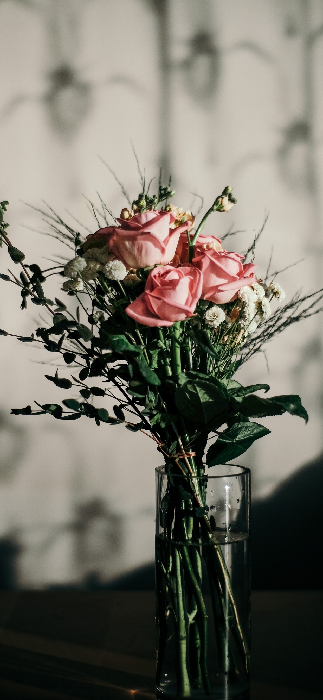Roses Rouges et Blanches Dans un Vase en Verre Transparent. Wallpaper in 1242x2688 Resolution