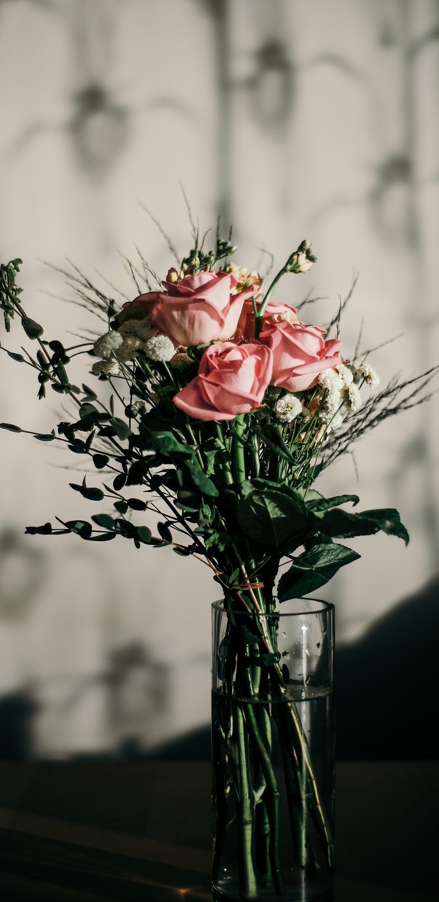 Roses Rouges et Blanches Dans un Vase en Verre Transparent. Wallpaper in 1440x2960 Resolution
