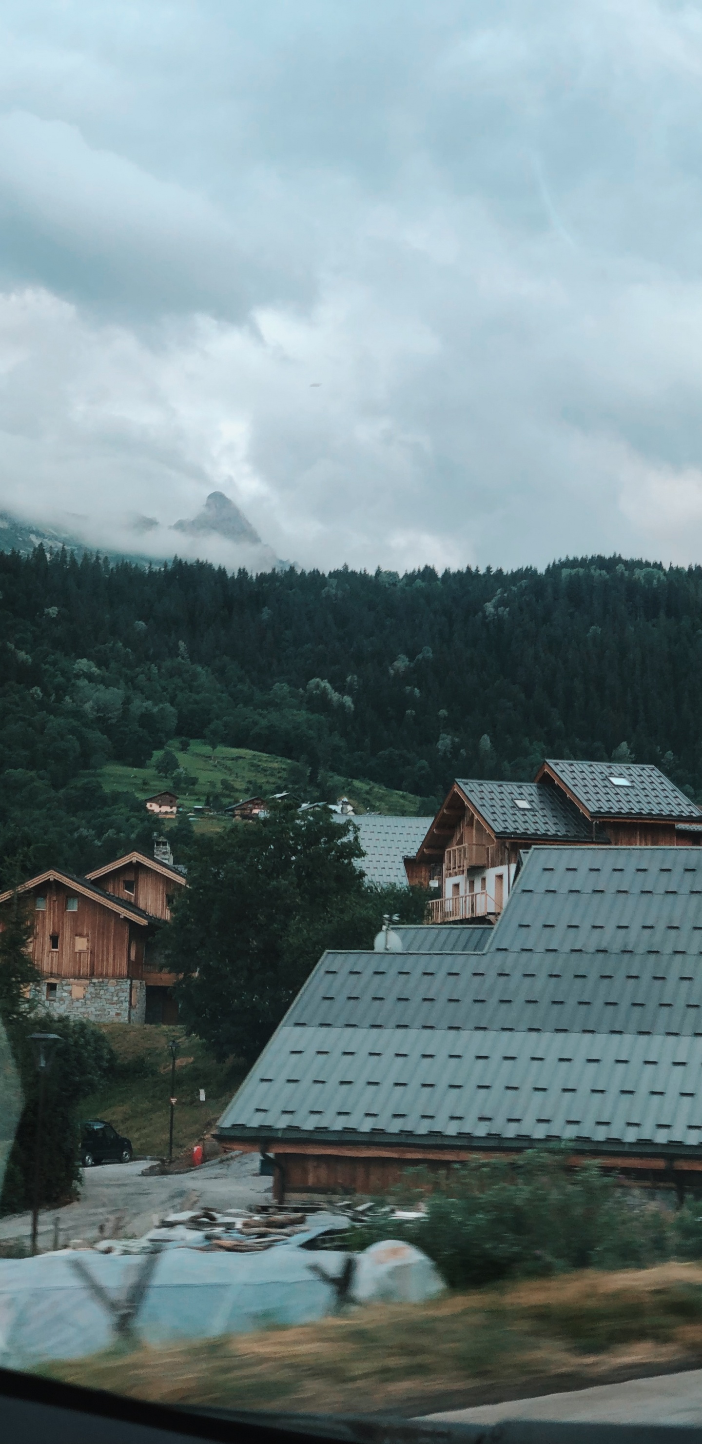 Bergigen Landschaftsformen, Cloud, Nachbarschaft, Hochland, Haus. Wallpaper in 1440x2960 Resolution