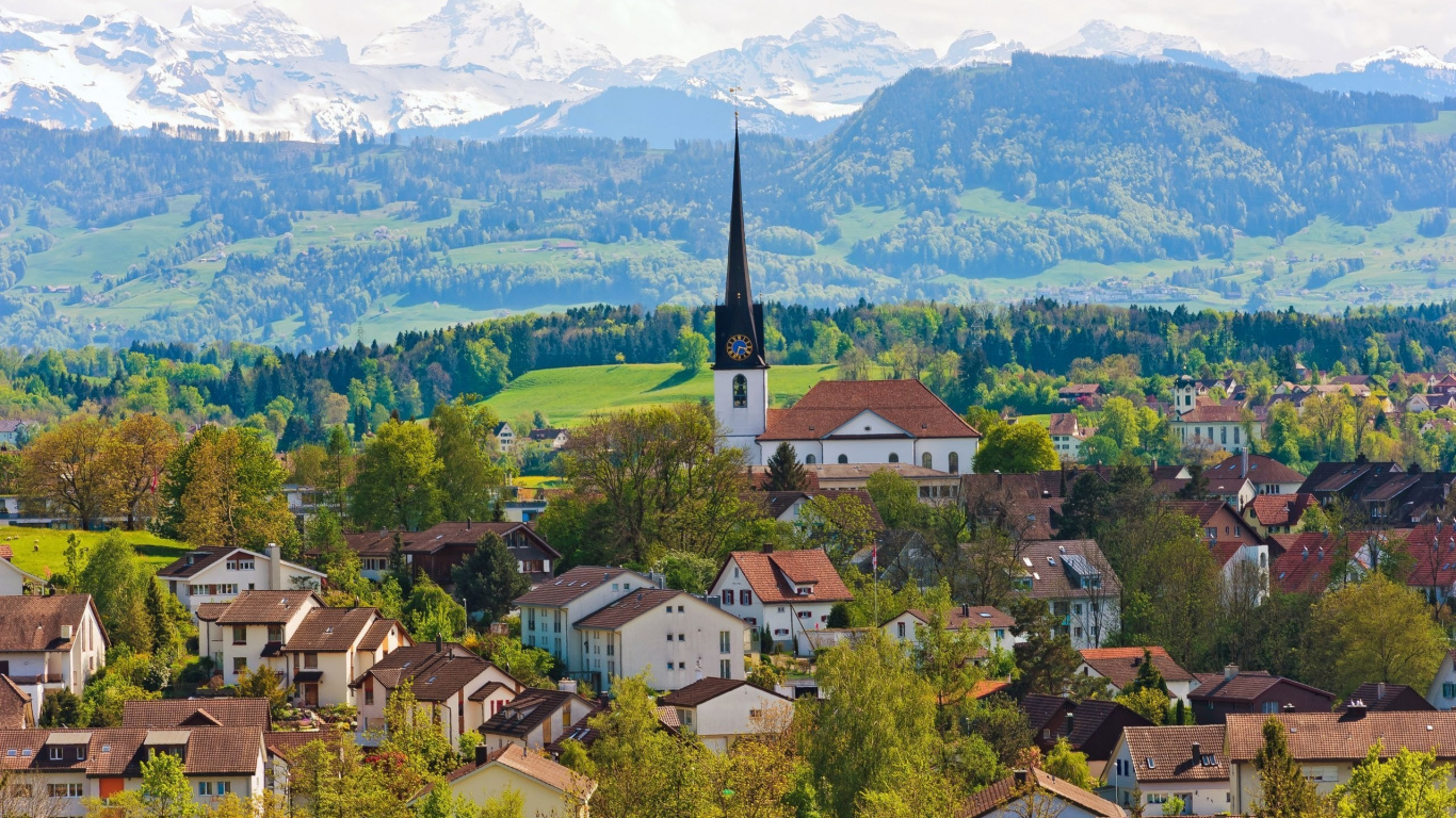 Weißes Und Braunes Betonhaus in Der Nähe Von Grünen Bäumen Und Bergen Tagsüber. Wallpaper in 1366x768 Resolution
