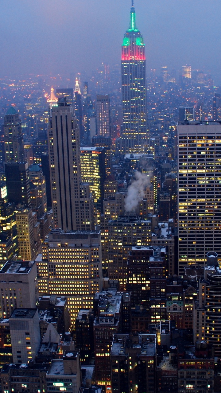 Vue Aérienne Des Bâtiments de la Ville Pendant la Nuit. Wallpaper in 720x1280 Resolution