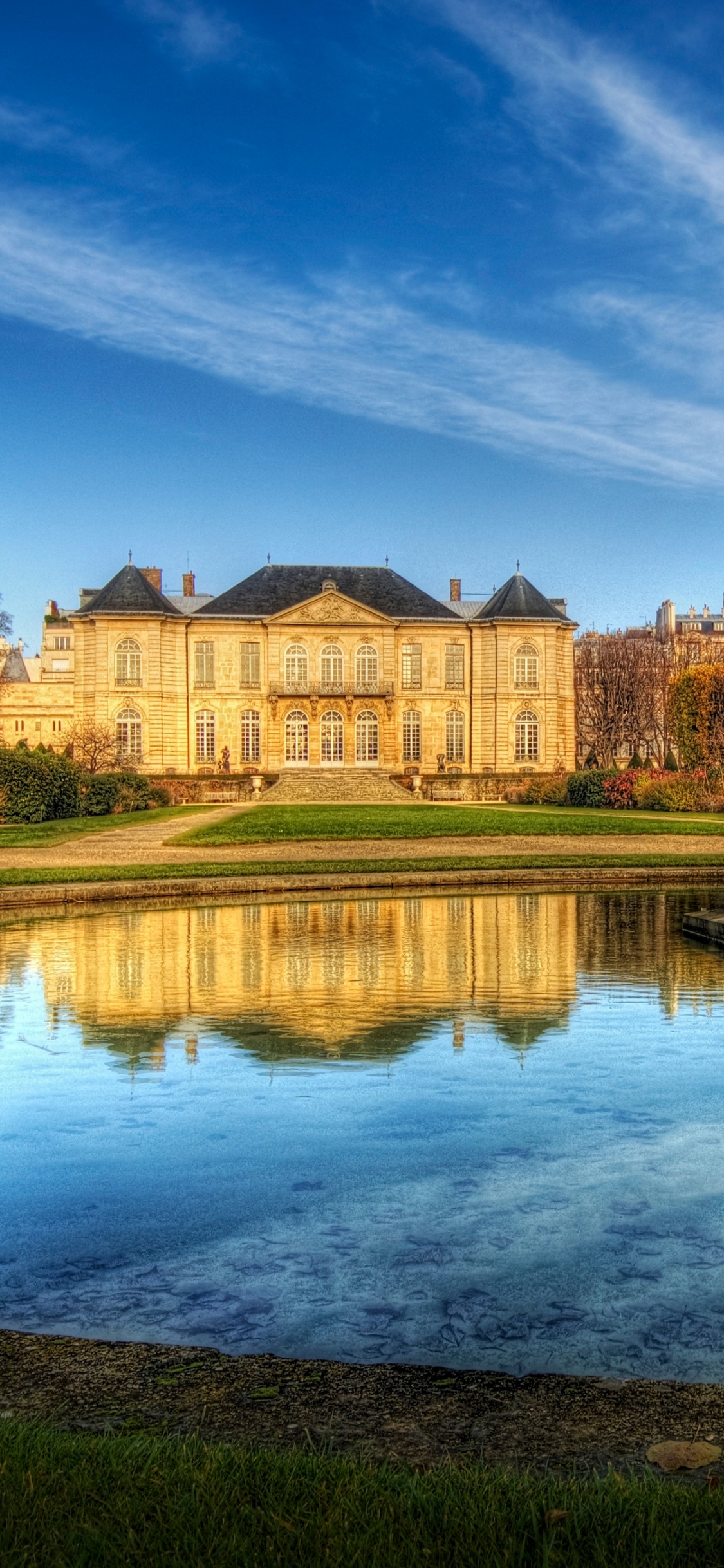 Bâtiment en Béton Brun Près du Lac Sous Ciel Bleu Pendant la Journée. Wallpaper in 1125x2436 Resolution