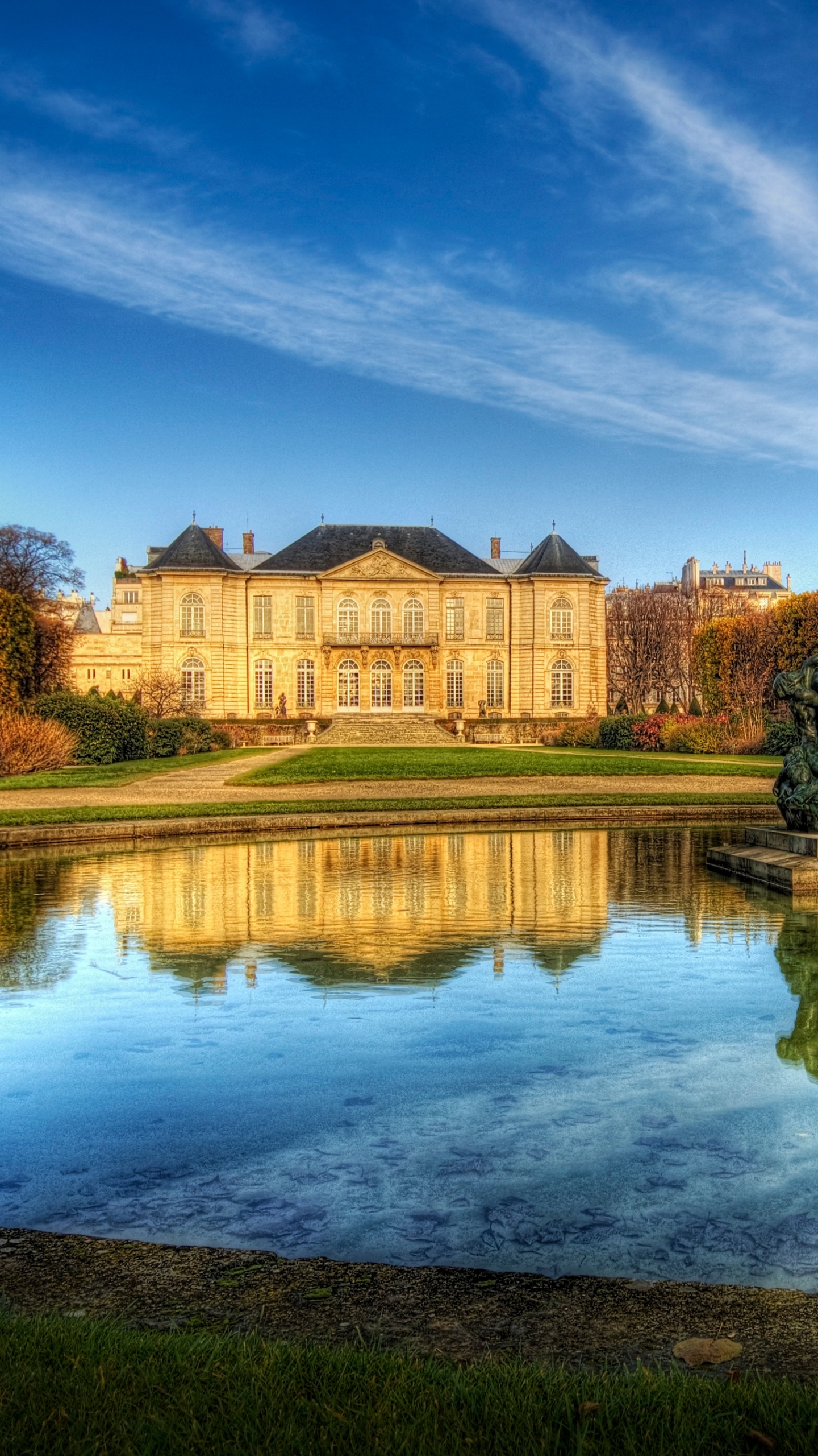 Bâtiment en Béton Brun Près du Lac Sous Ciel Bleu Pendant la Journée. Wallpaper in 1440x2560 Resolution