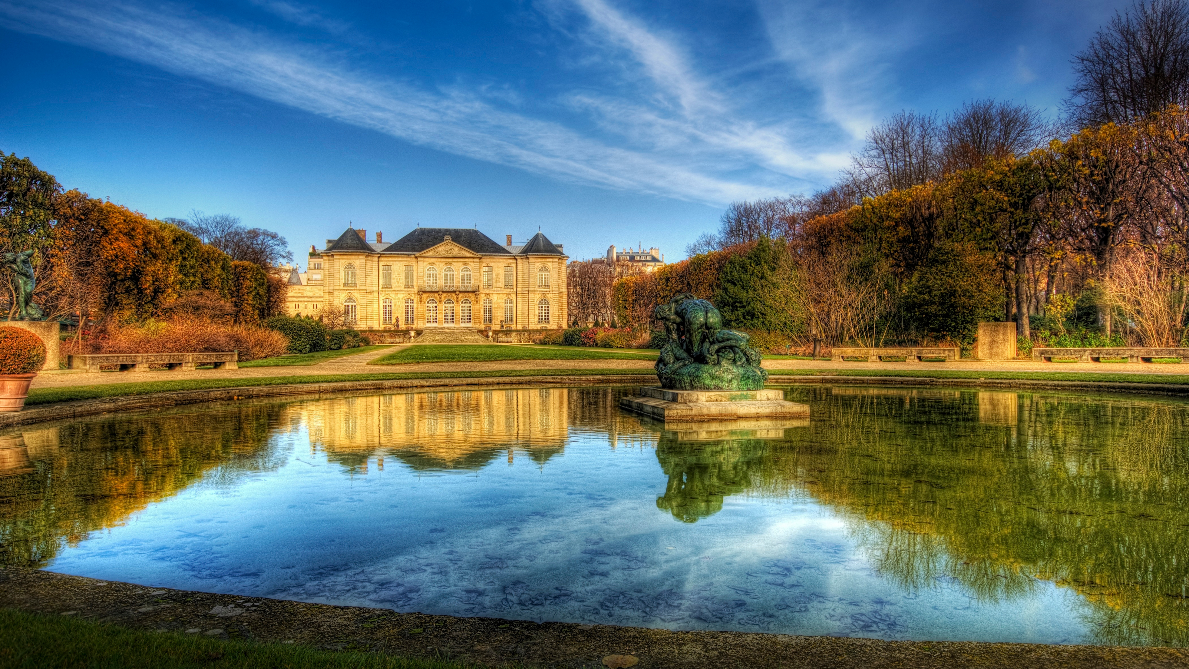 Bâtiment en Béton Brun Près du Lac Sous Ciel Bleu Pendant la Journée. Wallpaper in 3840x2160 Resolution
