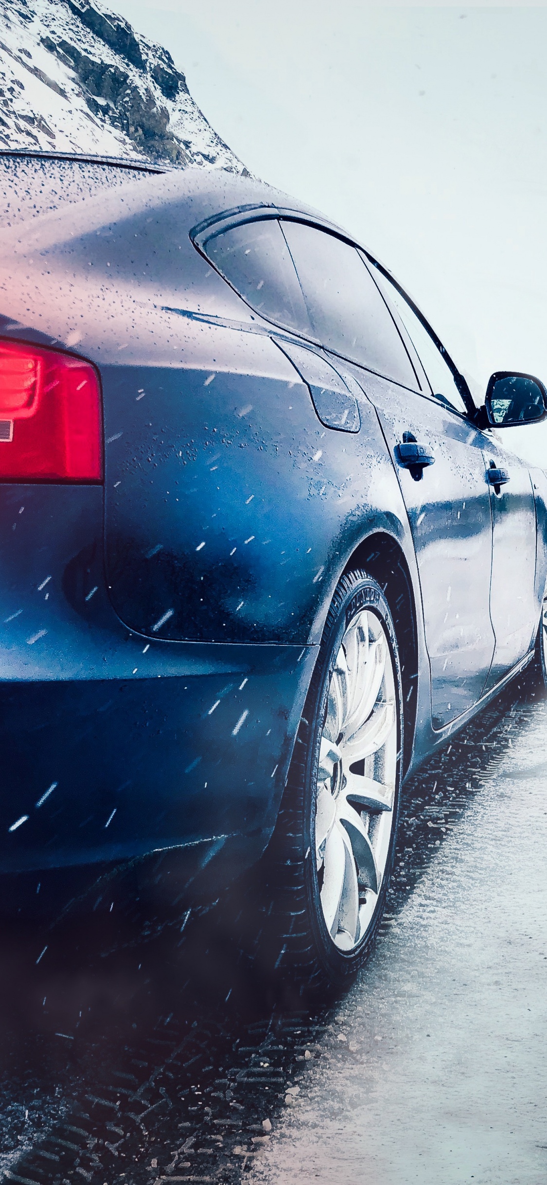 Ferrari 458 Italia Rojo Sobre Suelo Cubierto de Nieve. Wallpaper in 1125x2436 Resolution