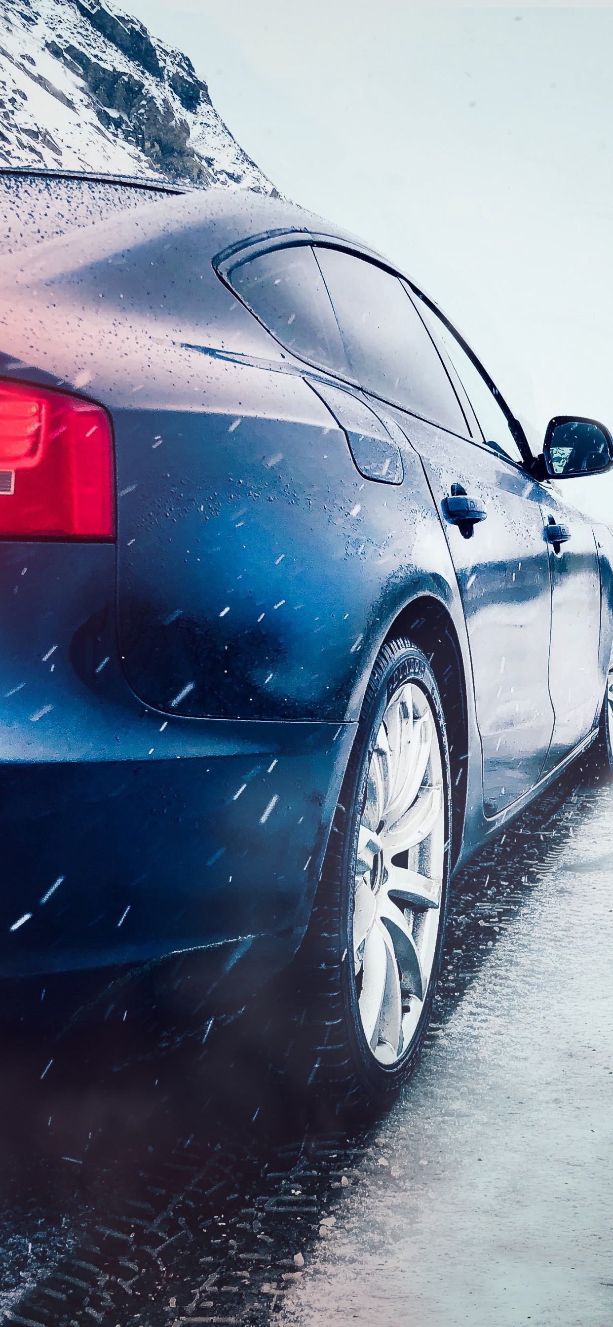 Ferrari 458 Italia Rojo Sobre Suelo Cubierto de Nieve. Wallpaper in 1242x2688 Resolution