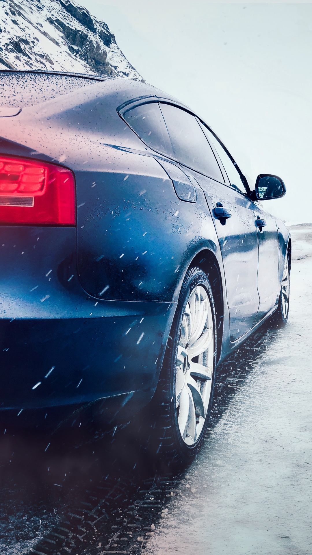 Ferrari 458 Italia Rouge Sur Sol Couvert de Neige. Wallpaper in 1080x1920 Resolution
