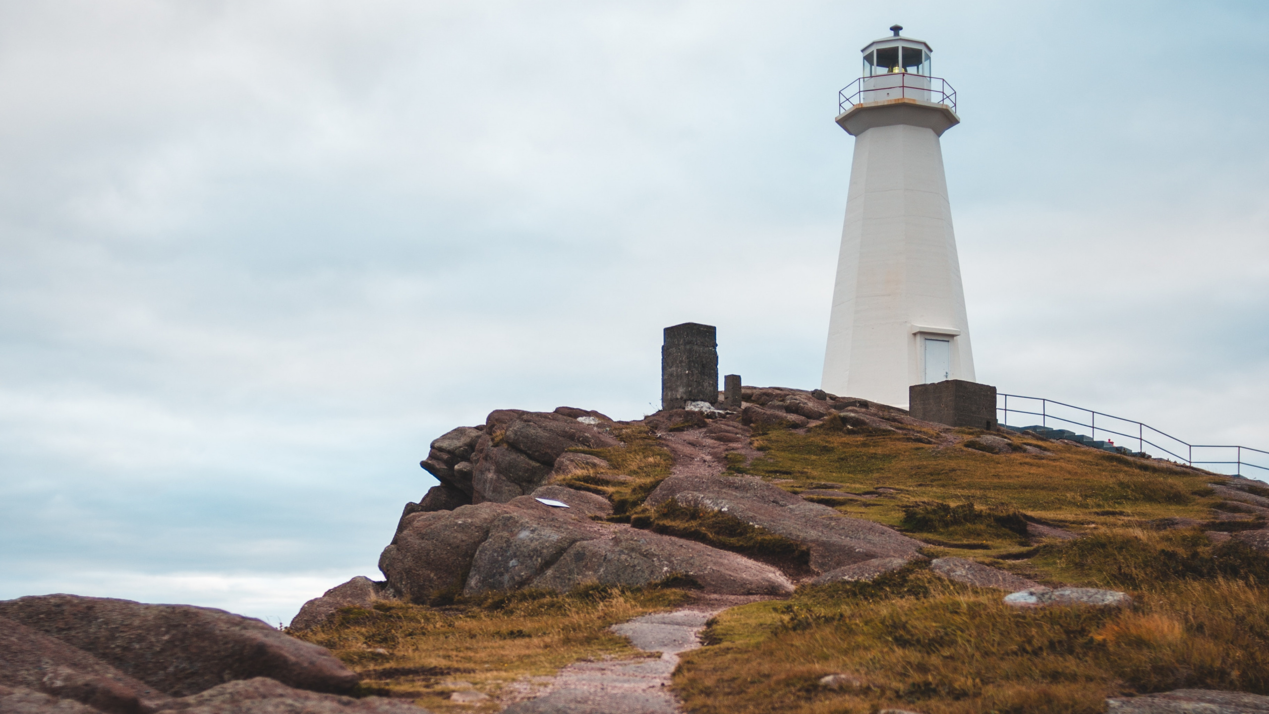 Phare Blanc et Noir Sur Une Colline Rocheuse Brune Sous un Ciel Nuageux Blanc Pendant la Journée. Wallpaper in 2560x1440 Resolution