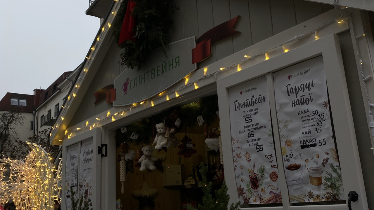 House, Roof, Flowerpot, Door, Christmas Decoration. Wallpaper in 1280x720 Resolution