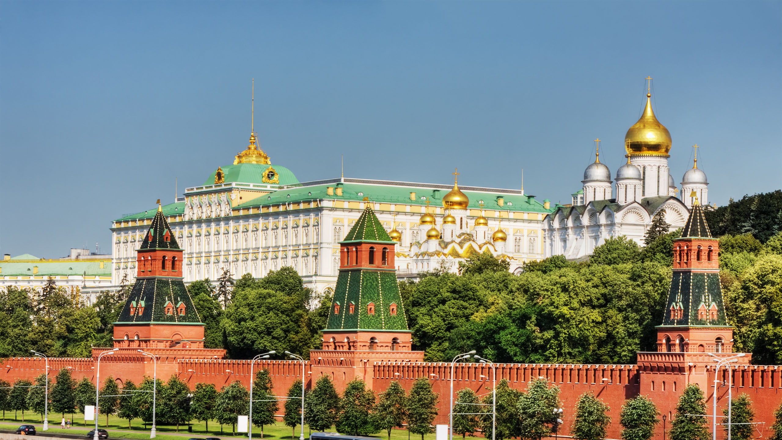 Weißes Und Grünes Betongebäude. Wallpaper in 2560x1440 Resolution