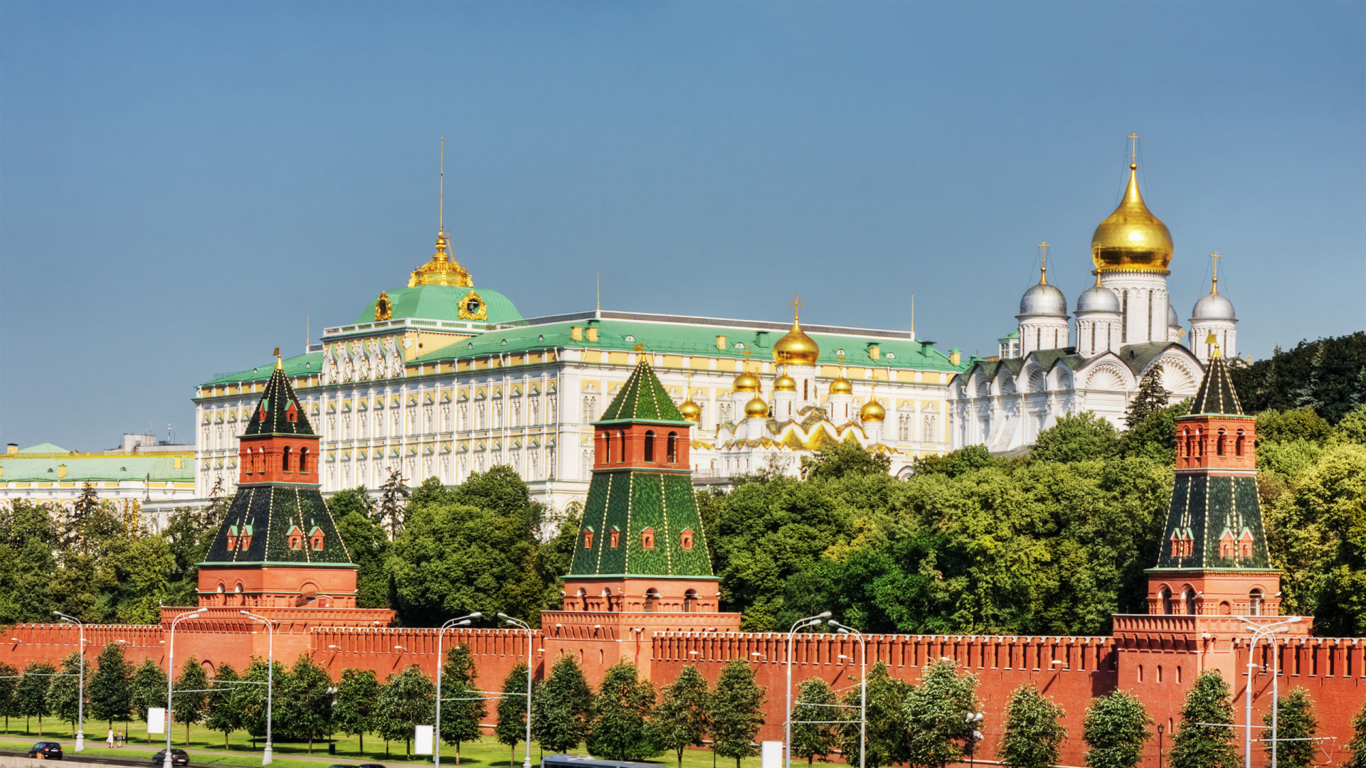 White and Green Concrete Building. Wallpaper in 1920x1080 Resolution